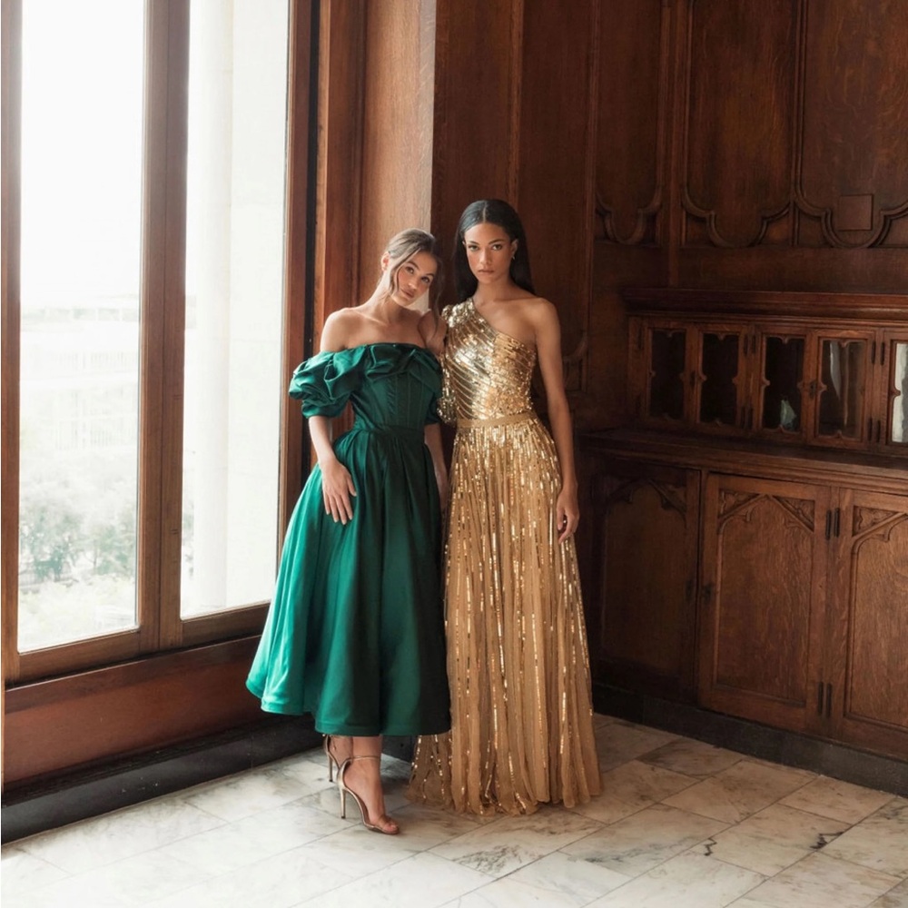 MAC DUGGAL
Emerald Off The Shoulder Tea Length Dress - Picture 4 of 16